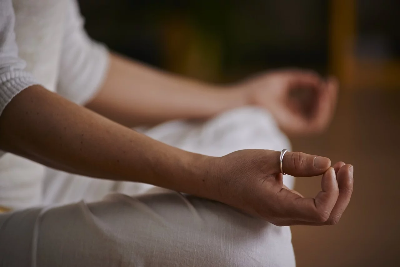 Se a adrenalina estiver elevada, faça o que você gosta para relaxar antes de se deitar. A meditação e a ioga são boas opções para quem curte esse tipo de atividade. A mente vai afastando a agitação, preparando o corpo para o descanso.  -  (crédito: Imagem de EnergieDeVie por Pixabay)