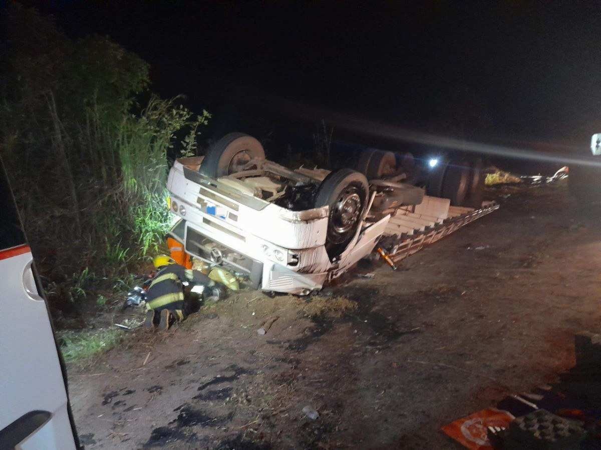 Caminhão capota e deixa mortos e feridos na BR, em Minas Gerais
