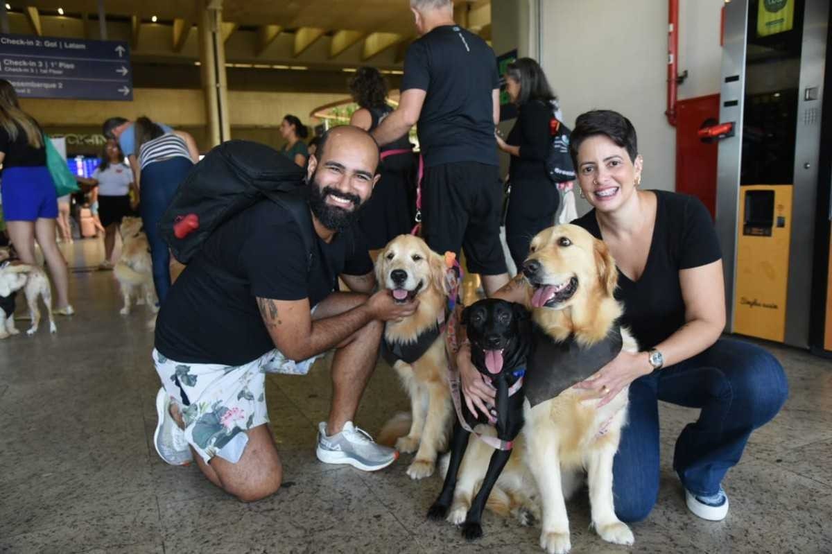 Ana Helena Galdino de Melo e Vinicius Henrique de Abreu Alcântara, com as cadela Teodora, Tereza e Telma 