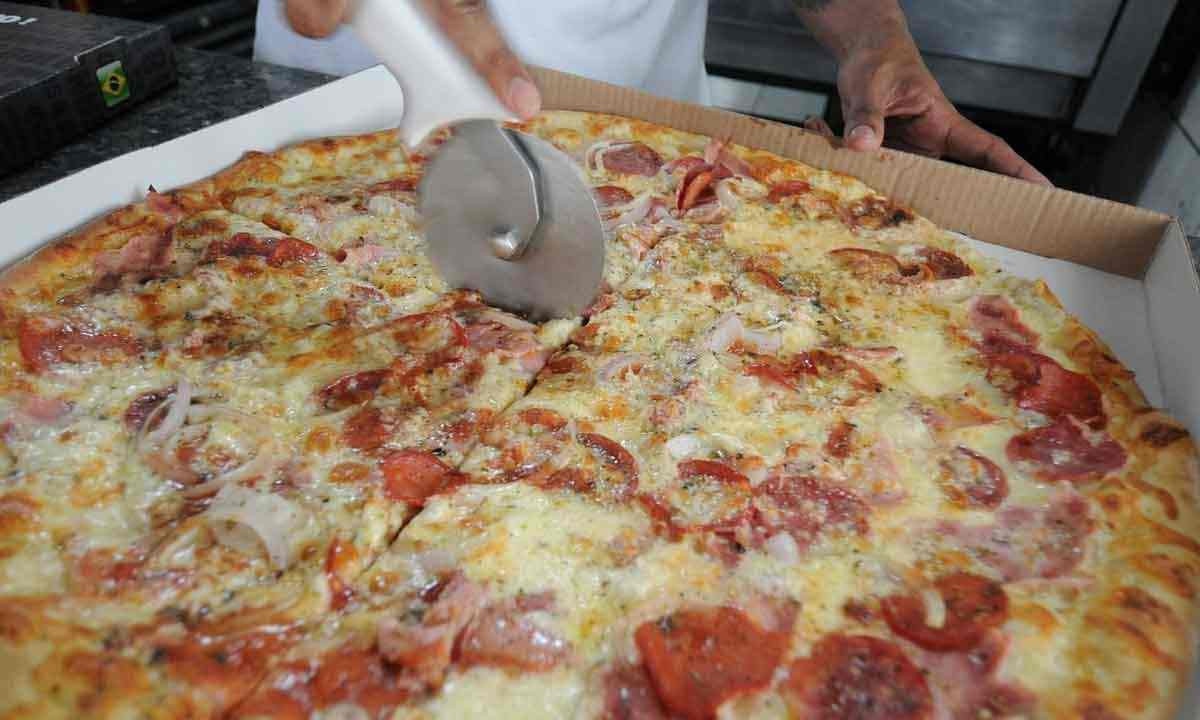  pizza gigante  - A pizza gigante com meio metro de diâmetro e 16 fatias: até o forno teve de ser adaptado