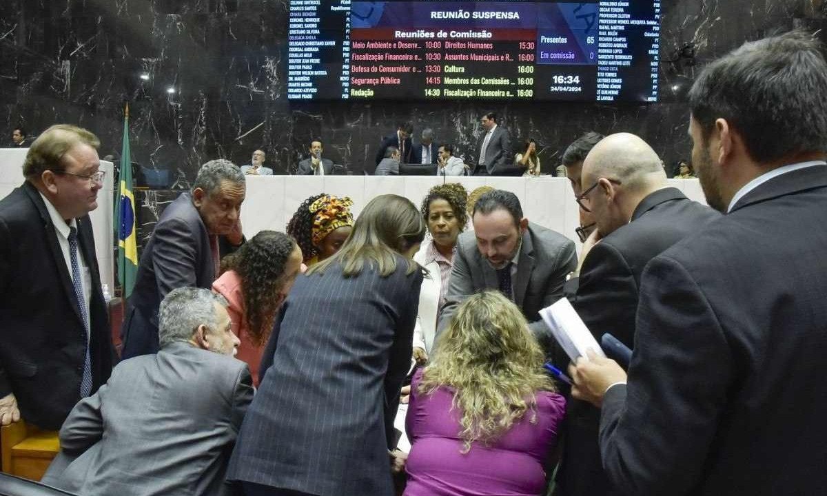 Bancada de oposição discute vetos na última quarta-feira (24/4) em dia atribulado na Assembleia -  (crédito: Willian Dias/ALMG)