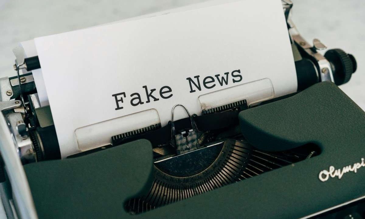 Expressão 'Fake News' redigida em máquina de escrever; imagem meramente ilustrativa - (crédito: Markus Winkler/Pexels) Expressão 'Fake News' redigida em máquina de escrever; imagem meramente ilustrativa - (crédito: Markus Winkler/Pexels)