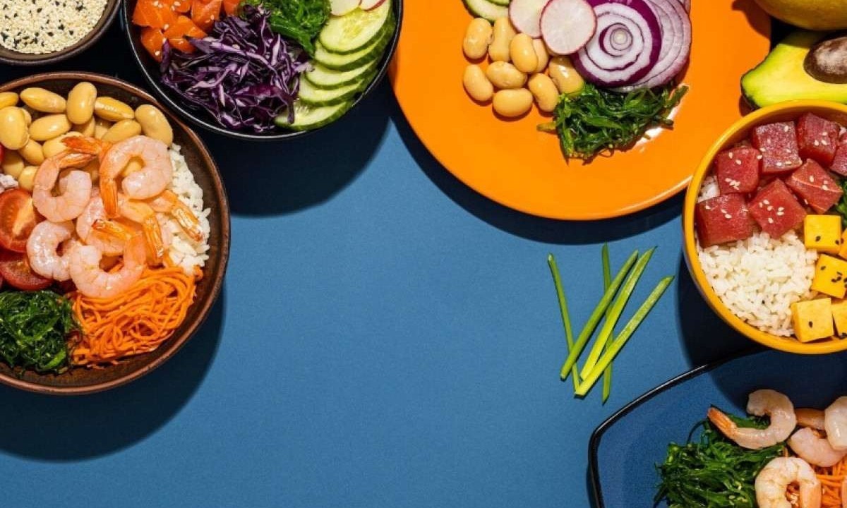 Para o almoço e jantar, as saladas são uma excelente maneira de combinar várias cores e nutrientes em uma única refeição -  (crédito: freepik)