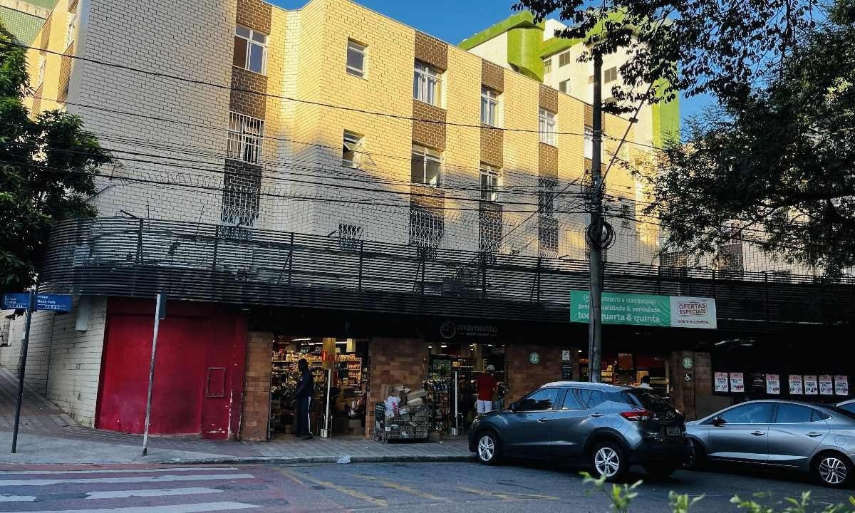 Prédio no Sion, em BH, com lojas no nível térreo, exemplo positivo de fachada ativa -  (crédito: Leon Myssior/Arquivo pessoal)