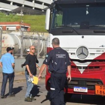 Fiscais encontram motoristas de caminhão-tanque dirigindo sem registro - Divulgação/Jéssica Torres