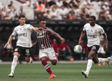 Marquinhos ao lado de Fernando Diniz na derrota do Fluminense para o Corinthians -  (crédito: ns - Foto: Lucas Merçon/Fluminense)