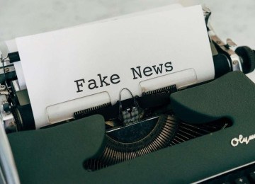 Expressão 'Fake News' redigida em máquina de escrever; imagem meramente ilustrativa -  (crédito: Markus Winkler/Pexels)
