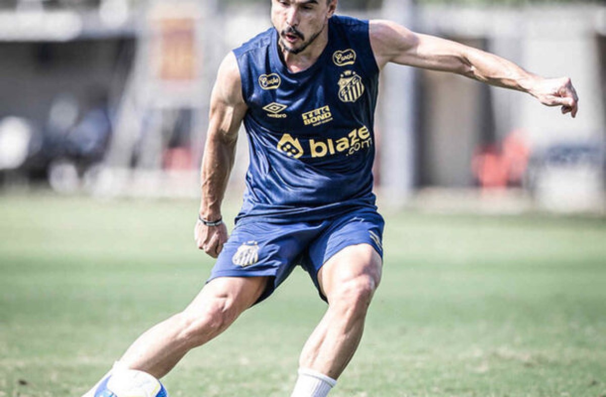 Willian Bigode volta a treinar e aumenta opções de Carille no Santos