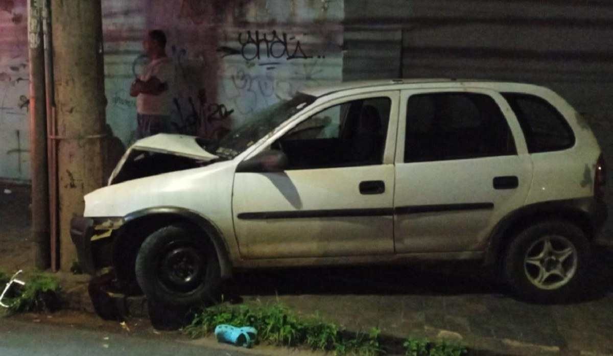 Acidente aconteceu no Centro de Uberlândia, na madrugada desta segunda-feira (29/4) -  (crédito: Reprodução/Redes sociais)