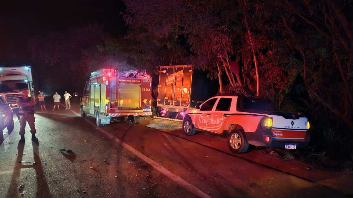 Caminhonete bate em caminhão e os quatro passageiros morrem na BR-381