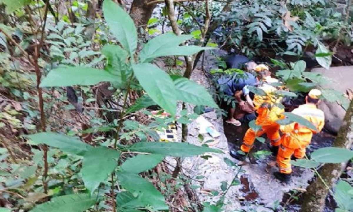 Homem despenca em altura de seis metros em cachoeira