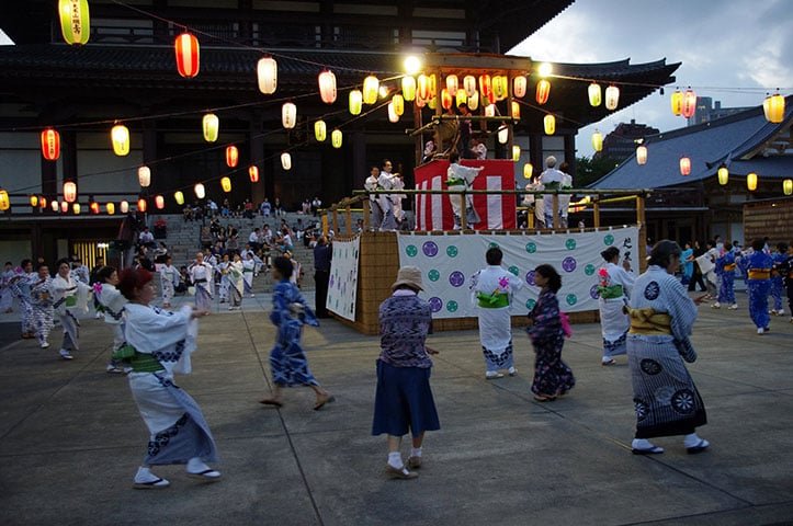 Obon - Festival das Lanternas (Japão) - Para homenagear os ancestrais, as pessoas penduram lanternas nas casas, entre os dias 13 e 15 do sétimo mês lunar (julho). Reza a lenda que os espíritos teriam permissão para visitar os parentes. As luzes servem para guiá-los. Altares chamados de Butsudan são montados nas residências.  Obon - Festival das Lanternas (Japão) - Para homenagear os ancestrais, as pessoas penduram lanternas nas casas, entre os dias 13 e 15 do sétimo mês lunar (julho). Reza a lenda que os espíritos teriam permissão para visitar os parentes. As luzes servem para guiá-los. Altares chamados de Butsudan são montados nas residências.