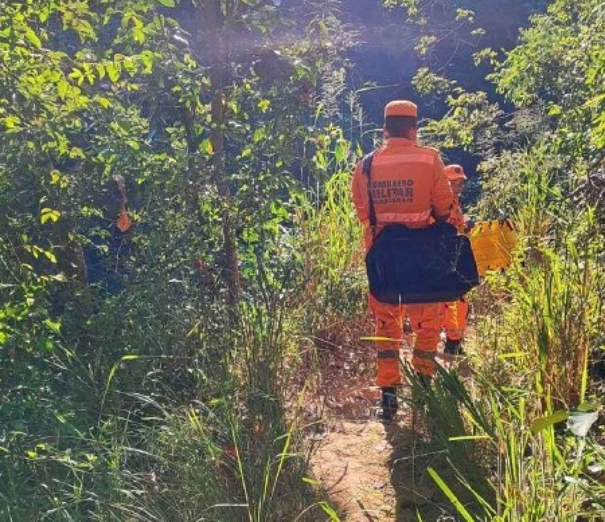 Homem sofre queda de oito metros, bate cabeça em pedra e sobrevive em Minas