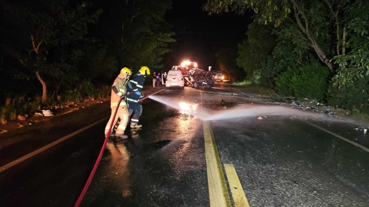 Bombeiros realizando a limpeza da pista