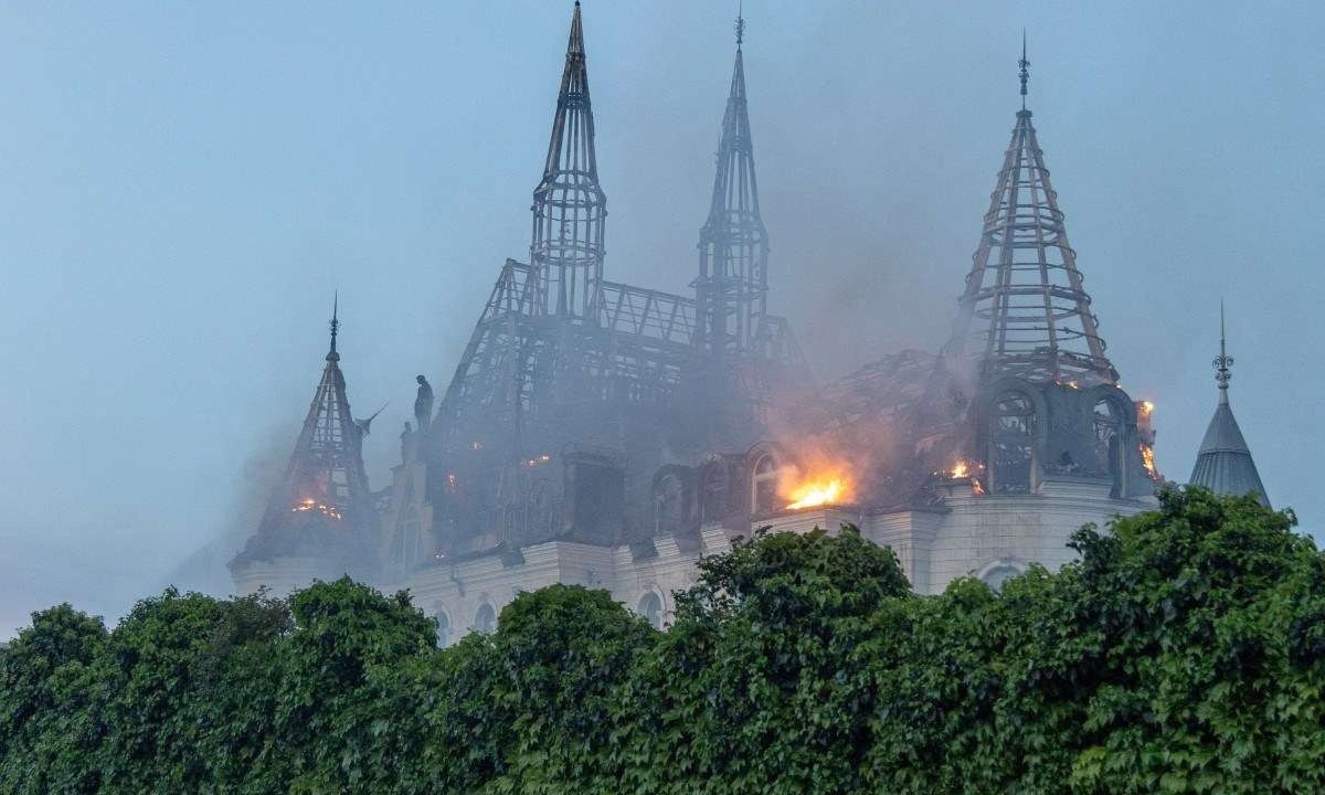 Esta fotografia tirada em 29 de abril de 2024, em Odesa, mostra um prédio em chamas danificado por um ataque de mísseis, em meio à invasão russa da Ucrânia -  (crédito: Oleksandr GIMANOV / AFP)