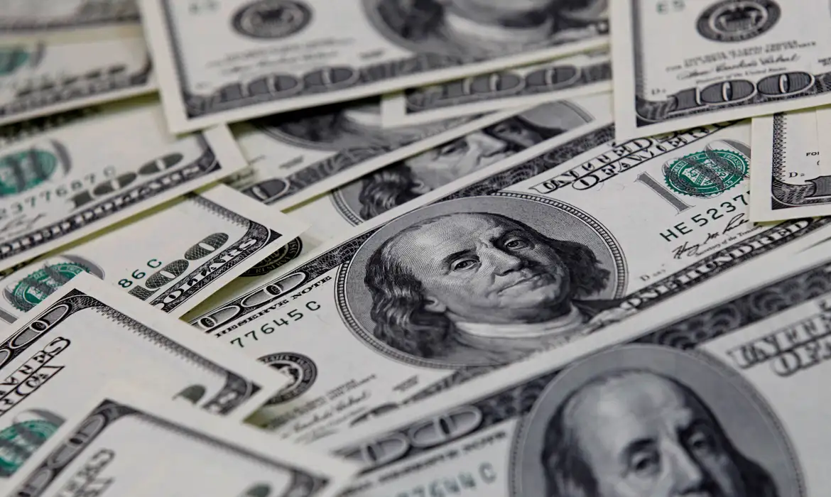 Dólar aproxima-se de R$ 5,20 em dia de tensão no exterior -  (crédito: EBC)