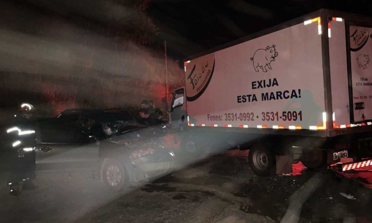 Corpo ficou preso às ferragens e foi retirado pelo Corpo de Bombeiros -  (crédito: CBMMG)