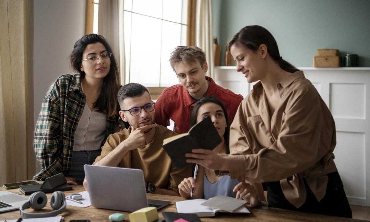 Grupo de jovens se reúne para discutir assuntos envolvendo o cotidiano deles, sendo que cena chama atenção para características diferenciadas das Geração Z, em relação ao mercado de trabalho -  (crédito: Freepik)