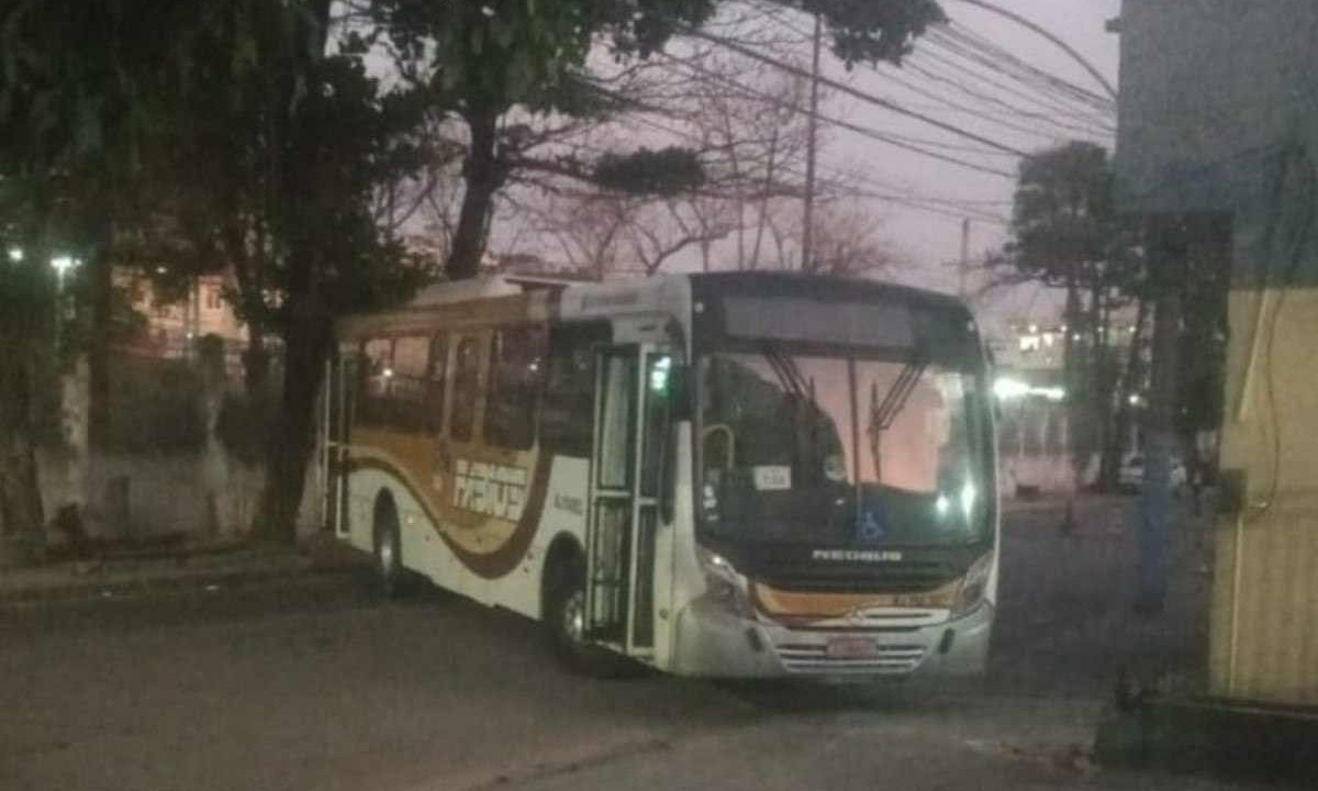 Ônibus é sequestrado em Braz de Pina, na Zona Norte do Rio -  (crédito: Reprodução / Redes Socias)