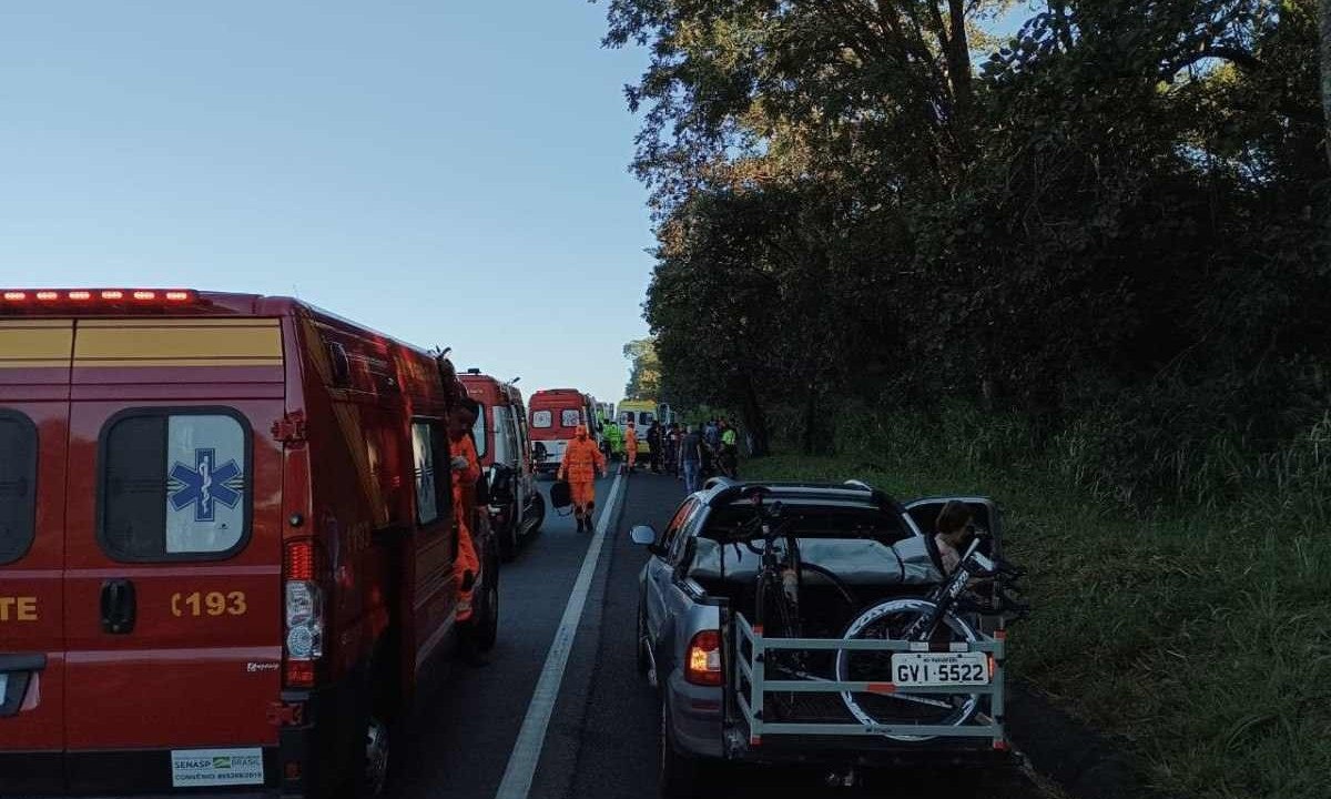 Sete ciclistas foram atropelados na BR-040 -  (crédito: CBMMG/Divulgação)