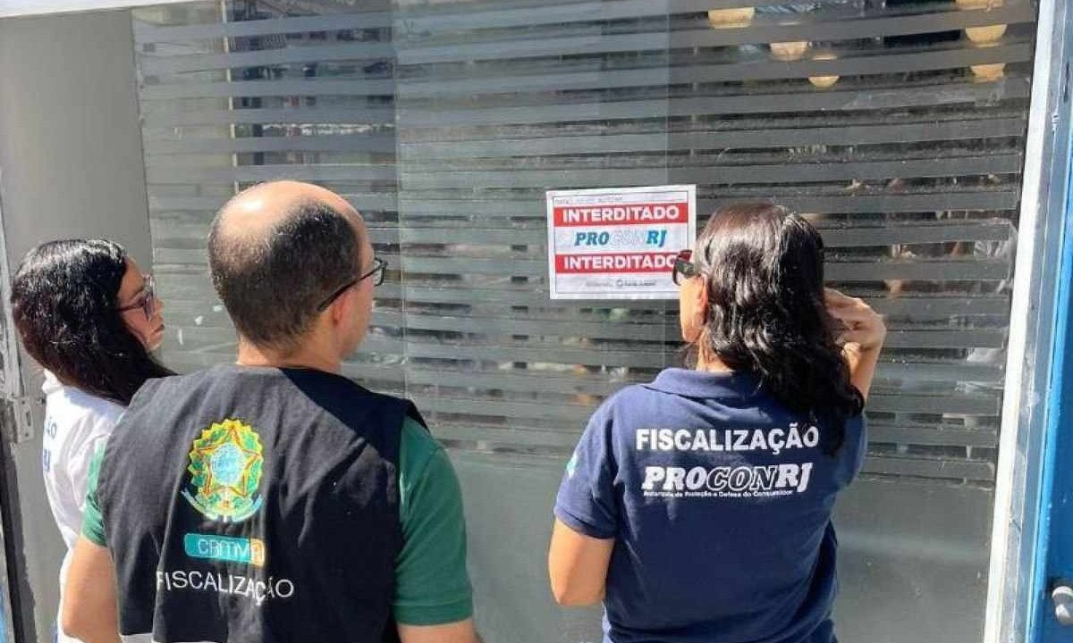 Durante a ação em clínicas e hospitais veterinários no Rio, cinco locais foram fiscalizados, sendo dois interditados e três autuados -  (crédito: Divulgação/Procon)