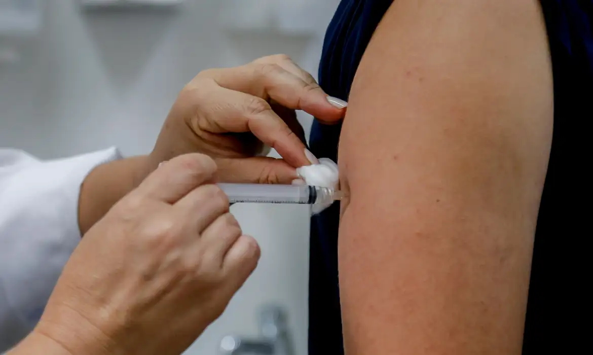 Vacinas da dengue que vencem hoje foram redistribuídas, diz Ministério -  (crédito: EBC)