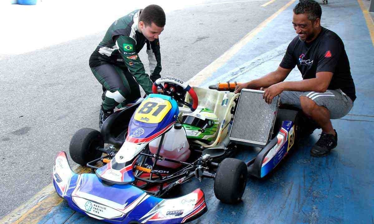 Ayrton Gil e o pai Pedro Guimarães são admiradores do tricampeão Senna -  (crédito: Jair Amaral/EM/D.A Press)