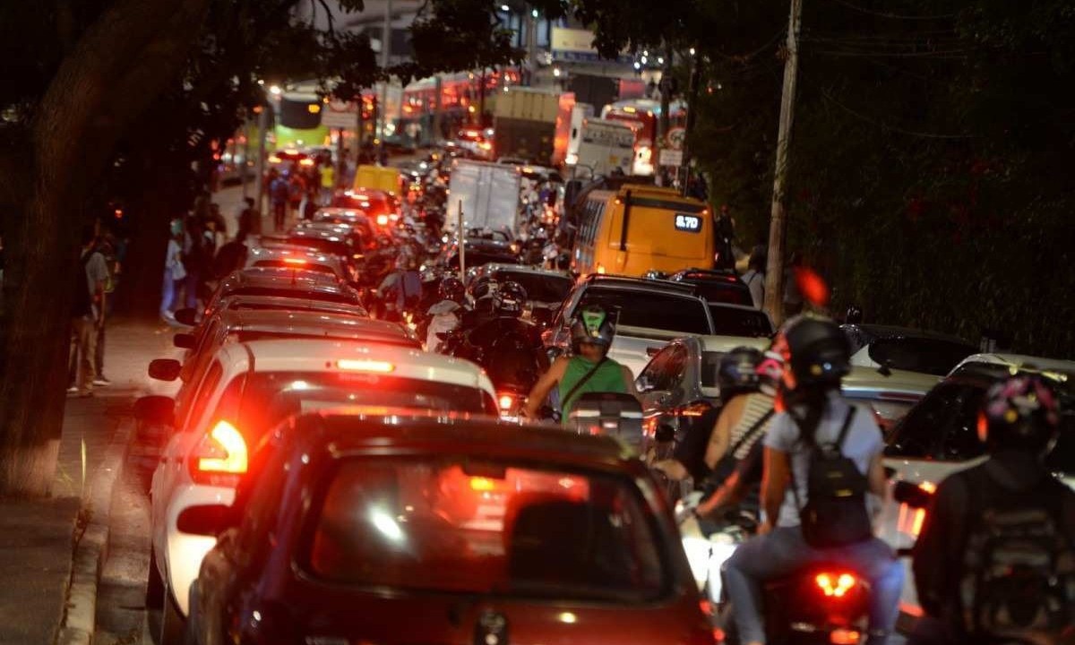 Protesto na MG-010 provoca caos no trânsito em Belo Horizonte