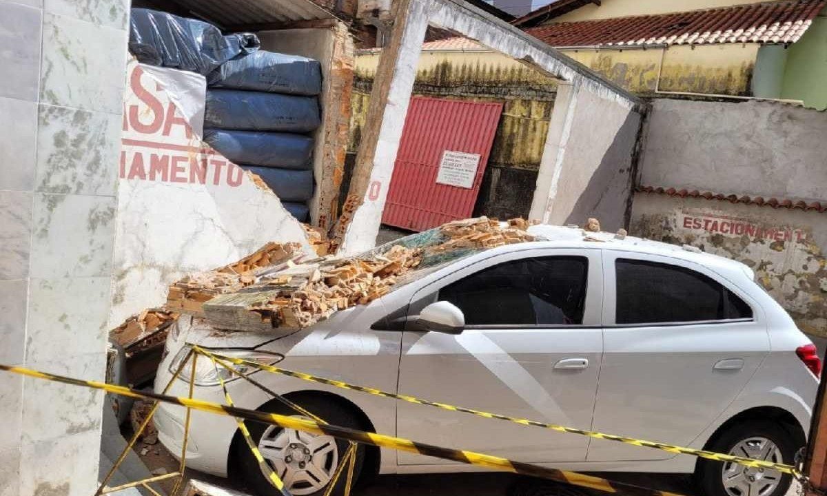 Caminh&atilde;o esbarra em viga, e muro de estacionamento cai sobre ve&iacute;culo -  (crédito: CBMMG)