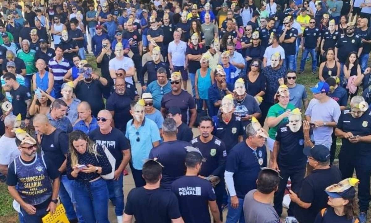 Servidores da Segurança Pública de Minas Gerais fizeram manifestação pedindo recomposição salarial para a categoria. Muitos levaram uma máscara que relacionava o governador Romeu Zema ao personagem Pinóquio, conhecido por crescer o nariz quando mente -  (crédito: Reprodução/Redes Sociais)