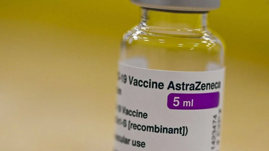 Vacina COVID-19: AstraZeneca admite trombose 'como efeito colateral raro'  - AgÃªncia Brasil