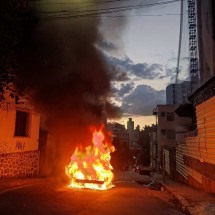 Carro pega fogo no Bairro Santo Antônio, em BH - Alexandre Guzanshe / EM / D.A Press