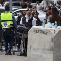 Cidadão turco morre depois de esfaquear policial em Jerusalém -  AHMAD GHARABLI / AFP