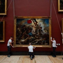 'A liberdade guiando o povo' recupera suas cores originais no Louvre - Dimitar DILKOFF / AFP