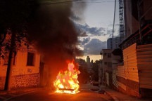 Carro pega fogo no Bairro Santo Antônio, em BH