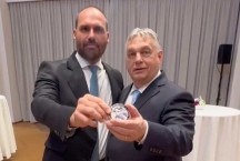 Eduardo Bolsonaro entrega medalha de imbrochável para primeiro-ministro