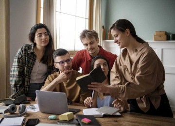 Grupo de jovens se reúne para discutir assuntos envolvendo o cotidiano deles, sendo que cena chama atenção para características diferenciadas das Geração Z, em relação ao mercado de trabalho -  (crédito: Freepik)