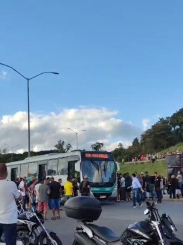 Rodrigues, de azul, aparece em vídeo em frente a ônibus que parou diante do bloqueio de manifestantes