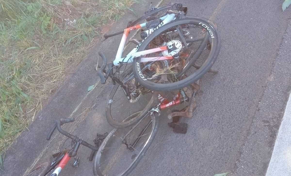 Sete ciclistas são atropelados por van na BR-040, em Paraopeba
