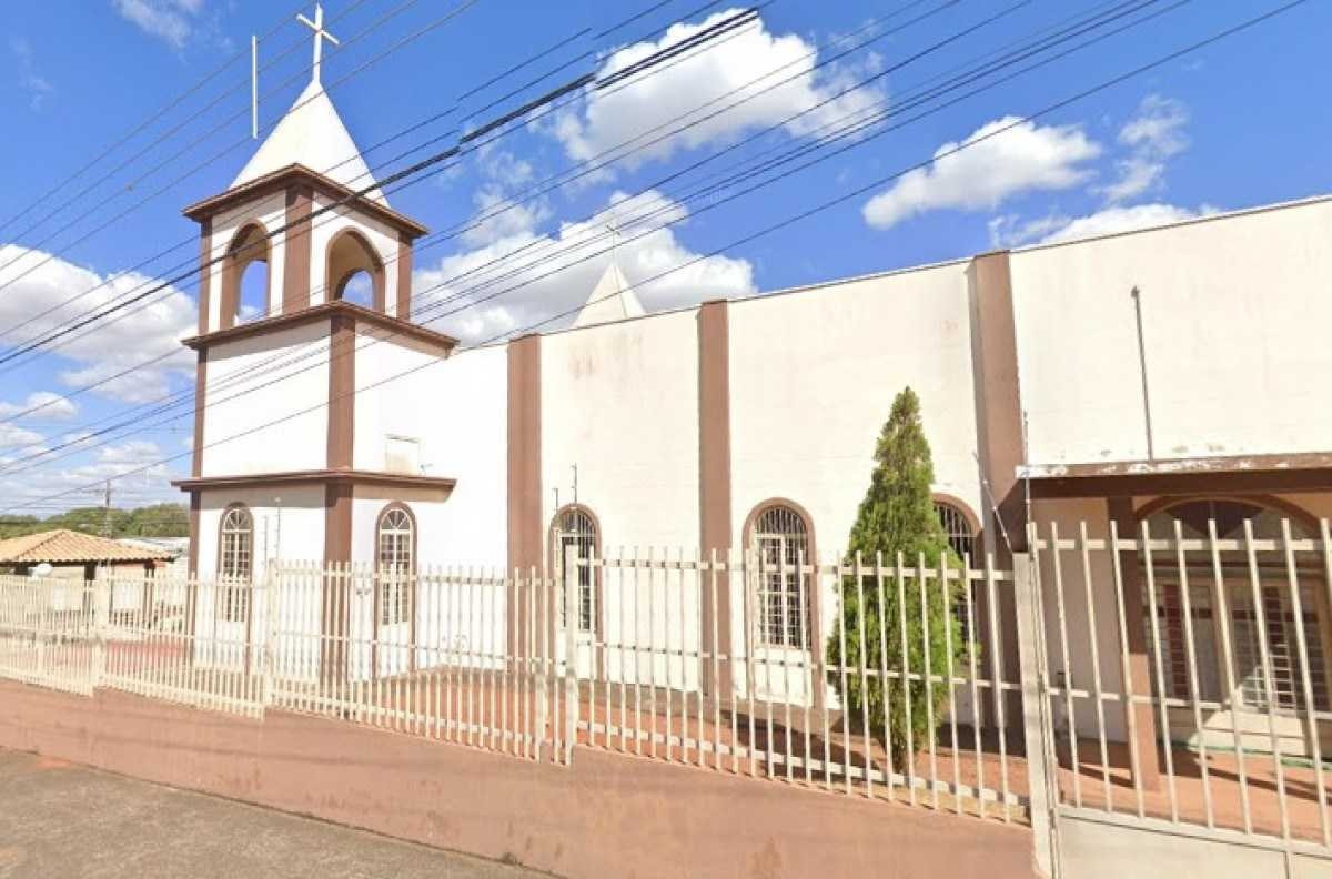 Homem assalta igreja, amarra vítimas e foge em bicicleta em Minas