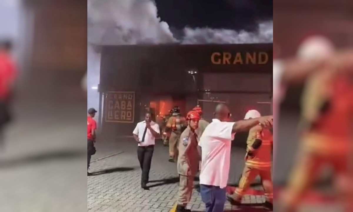 Incêndio de grandes proporções atinge shopping na Zona Oeste do Rio