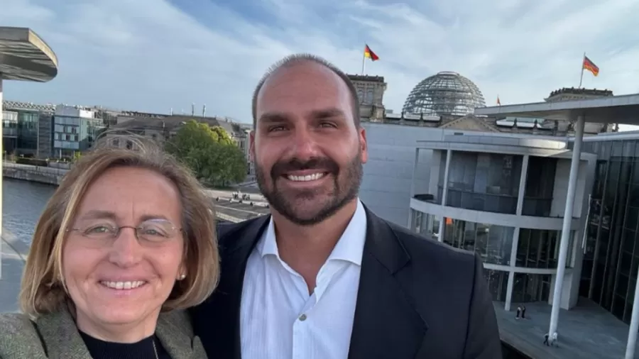 Neta de ministro de Hitler publica foto com Eduardo Bolsonaro