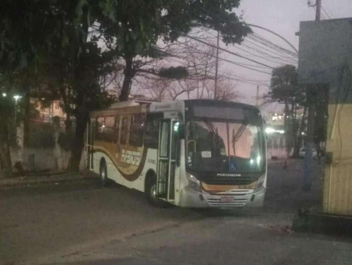 Guerra entre traficantes tem ônibus sequestrado no Rio