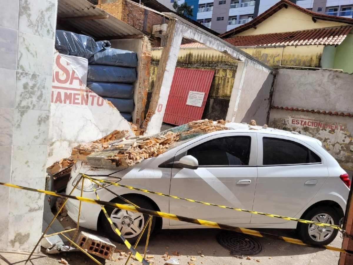 Caminhão esbarra em portão, e muro cai sobre veículo em cidade mineira