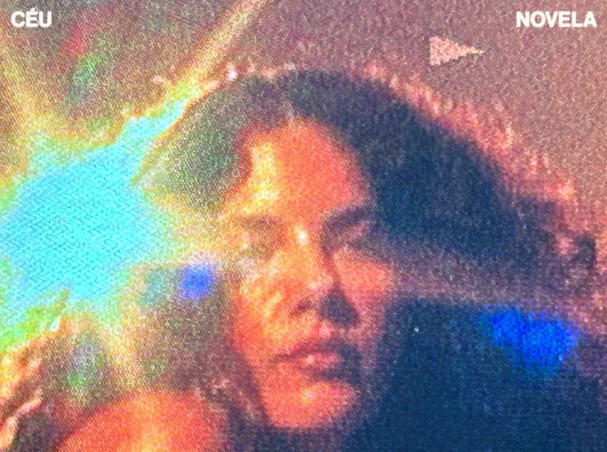 Cantora Céu na capa do disco Novela