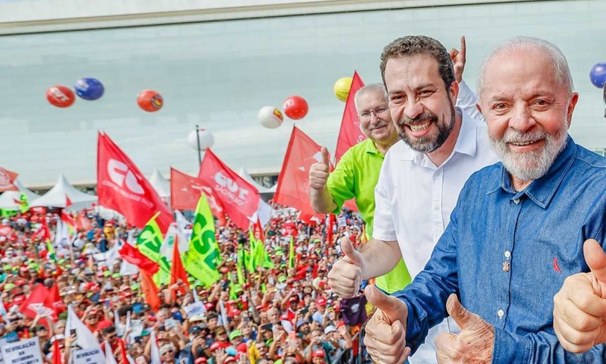 "Esse, esse rapaz, esse jovem, esse jovem, ele está disputando uma verdadeira guerra aqui em São Paulo", disse Lula ao lado de Boulos -  (crédito:  Ricardo Stuckert / PR)