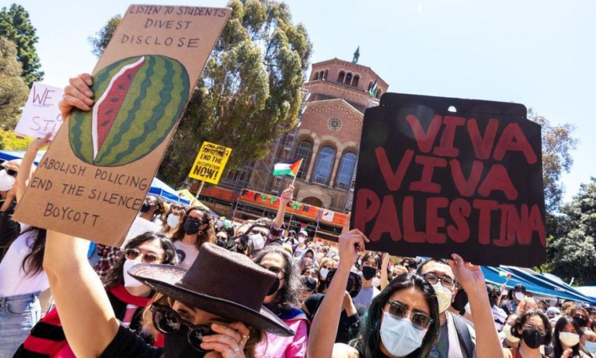 Desde quinta-feira, cerca de 200 estudantes acampam no campus da UCLA -  (crédito: Getty Images)