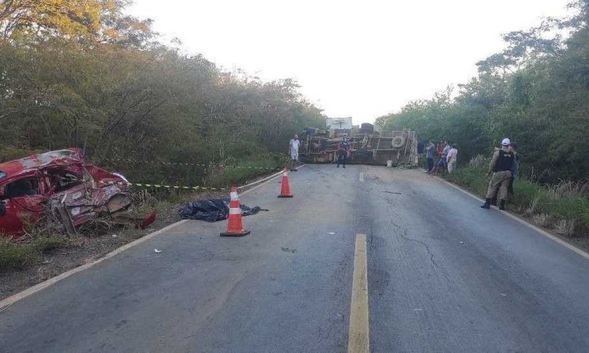 Mulher morreu no local do acidente. Outros dois passageiros ficaram feridos e foram levados para o hospital -  (crédito: CBMMG)