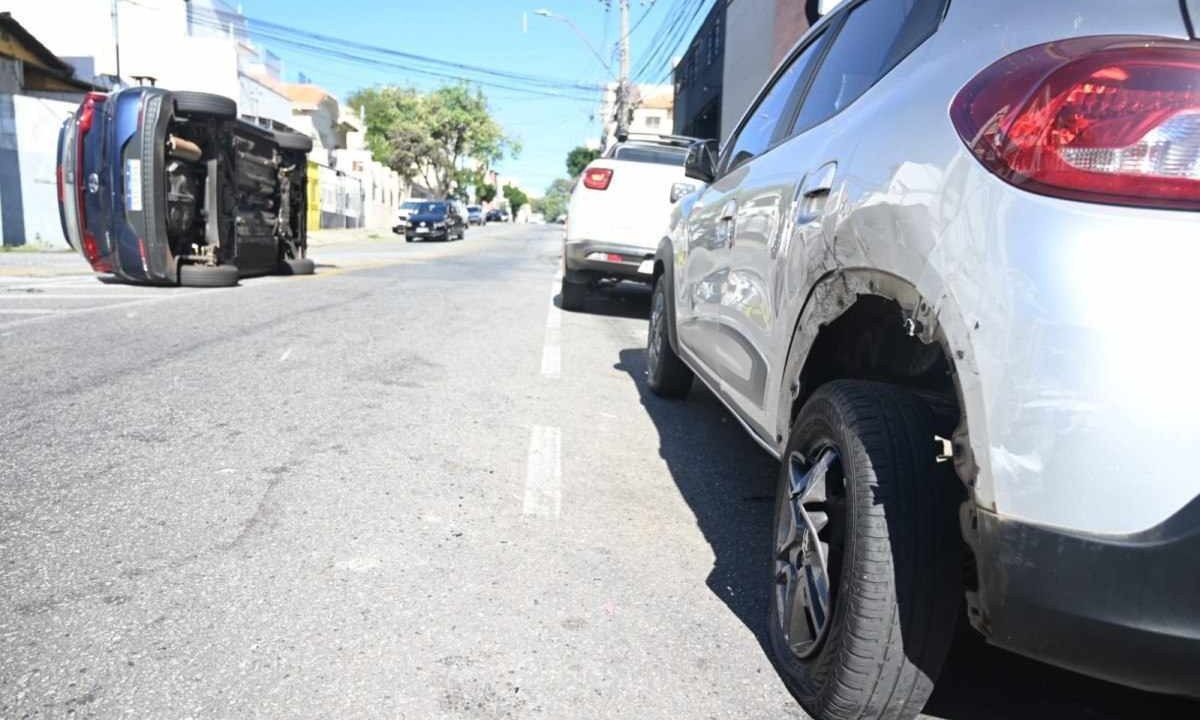 Motorista do Hyundai HB20 bateu em um Renault Kwid parado na rua -  (crédito: Leandro Couri/EM/D.A Press)