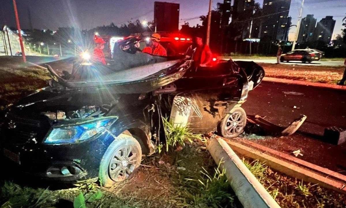 Homem morreu e quatro pessoas ficaram feridas em acidente em Uberlândia -  (crédito: CBMMG)